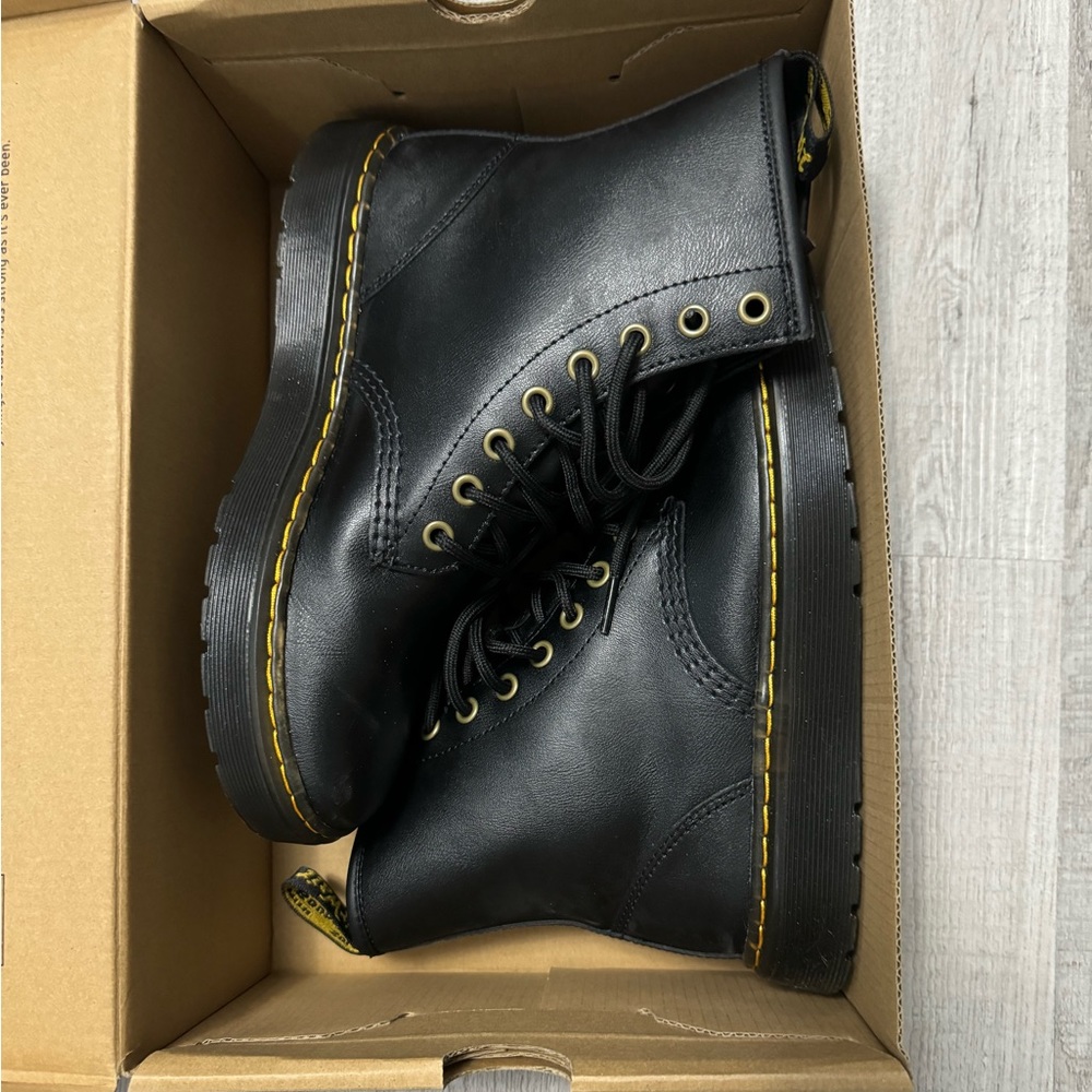 1460 Women’s Smooth Leather Lace Up Boots